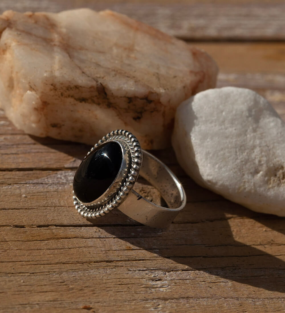 LARGE ONYX BEADED BORDER RING
